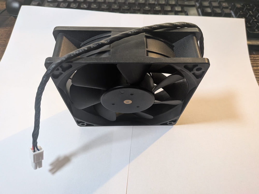 Ventilateur 140x140x38mm pour Antminer S21 Pro S21 XP S21+ vue latérale montrant l’épaisseur 38mm